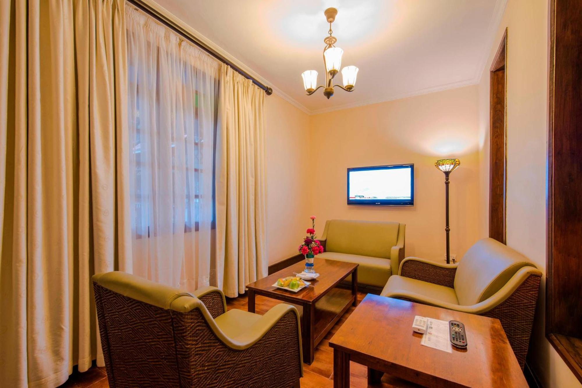 Protea Hotel By Marriott Dar Es Salaam Courtyard Exterior photo