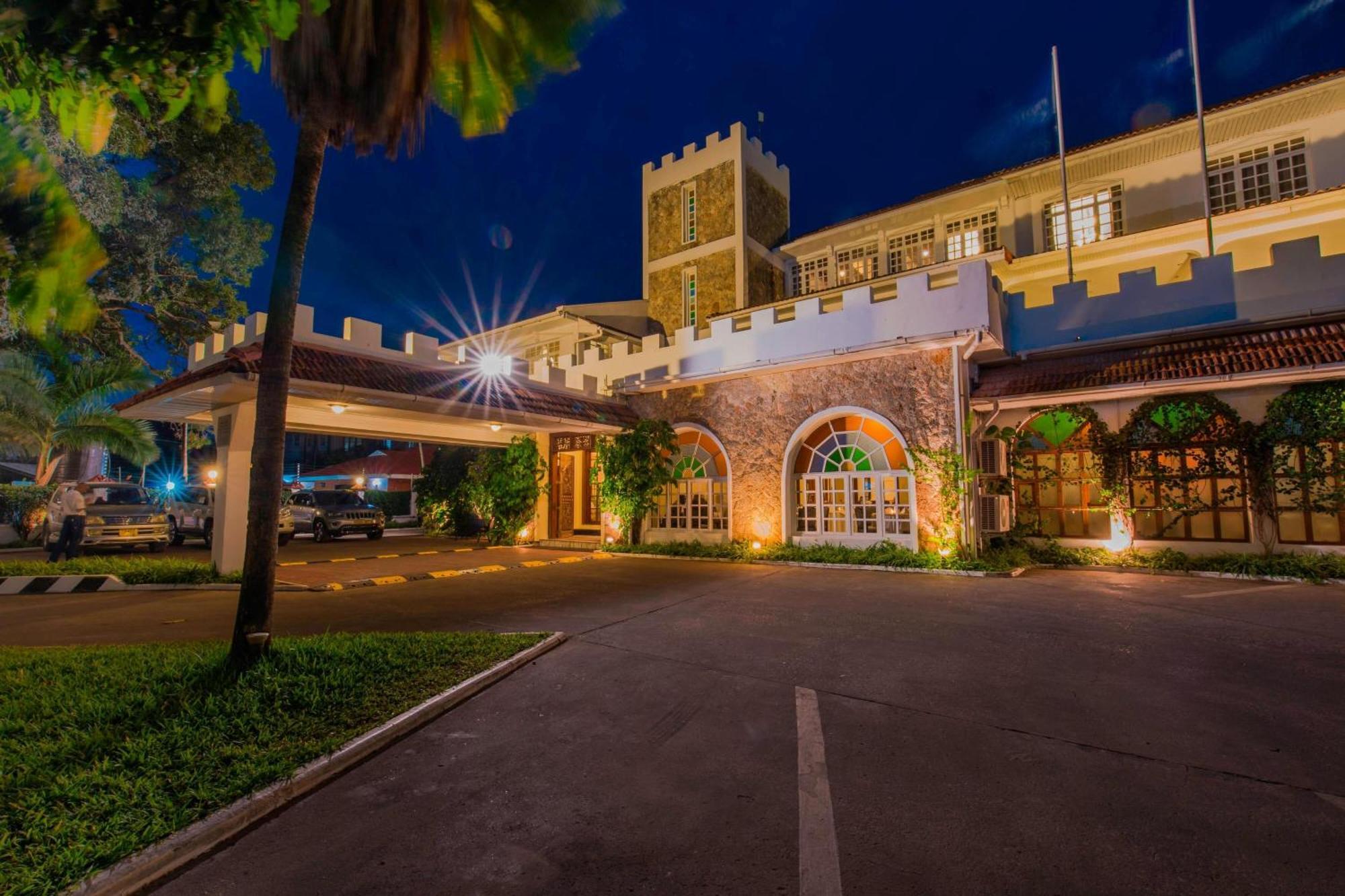Protea Hotel By Marriott Dar Es Salaam Courtyard Exterior photo