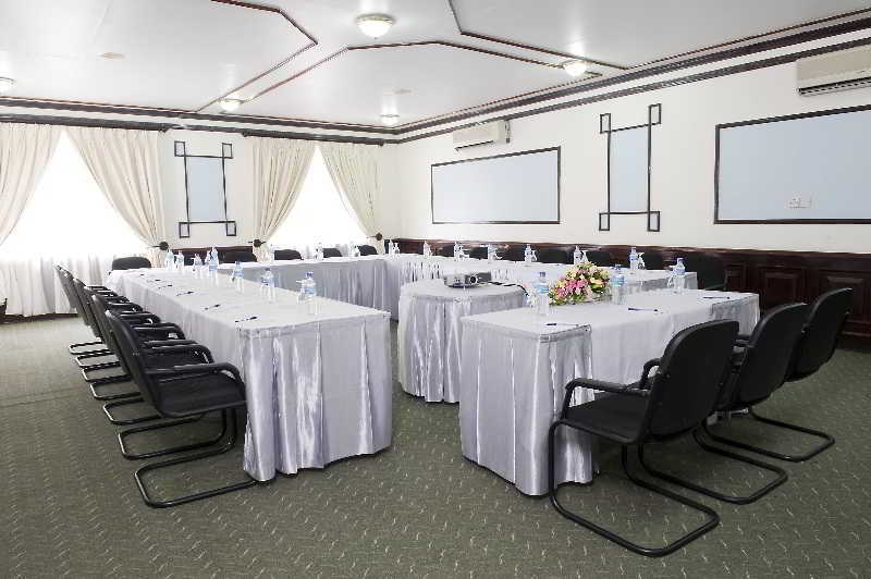 Protea Hotel By Marriott Dar Es Salaam Courtyard Exterior photo